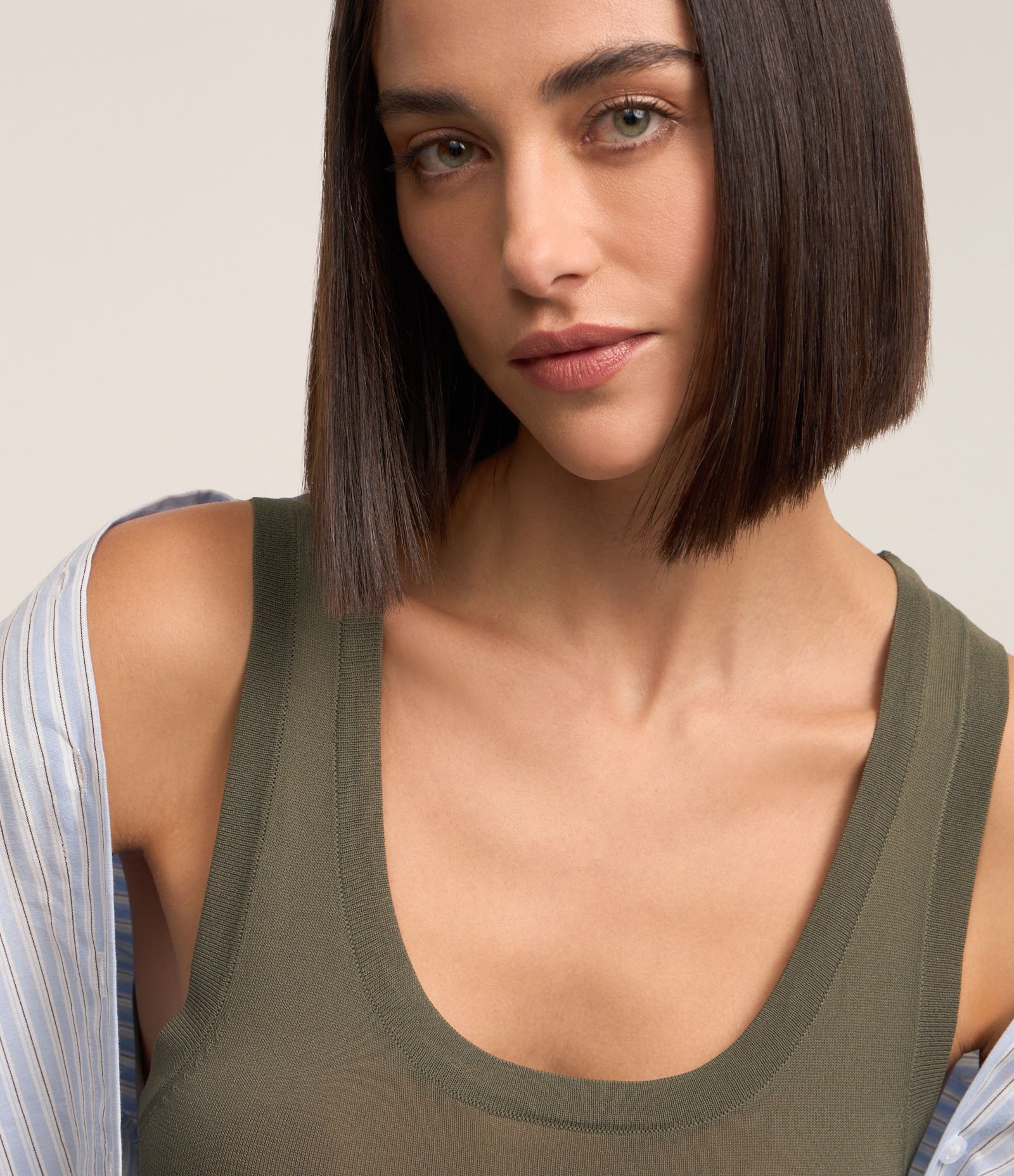 Blusa Sem Manga em Tricô Leve com Gola U Verde Oliva 4