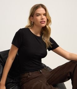 Blusa Básica Texturizada em Viscose com Acabamento Frufru