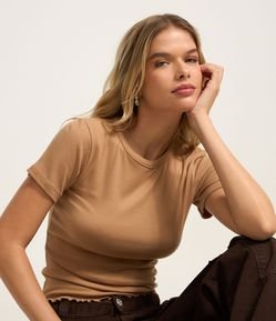 Blusa Básica Texturizada em Viscose com Acabamento Frufru