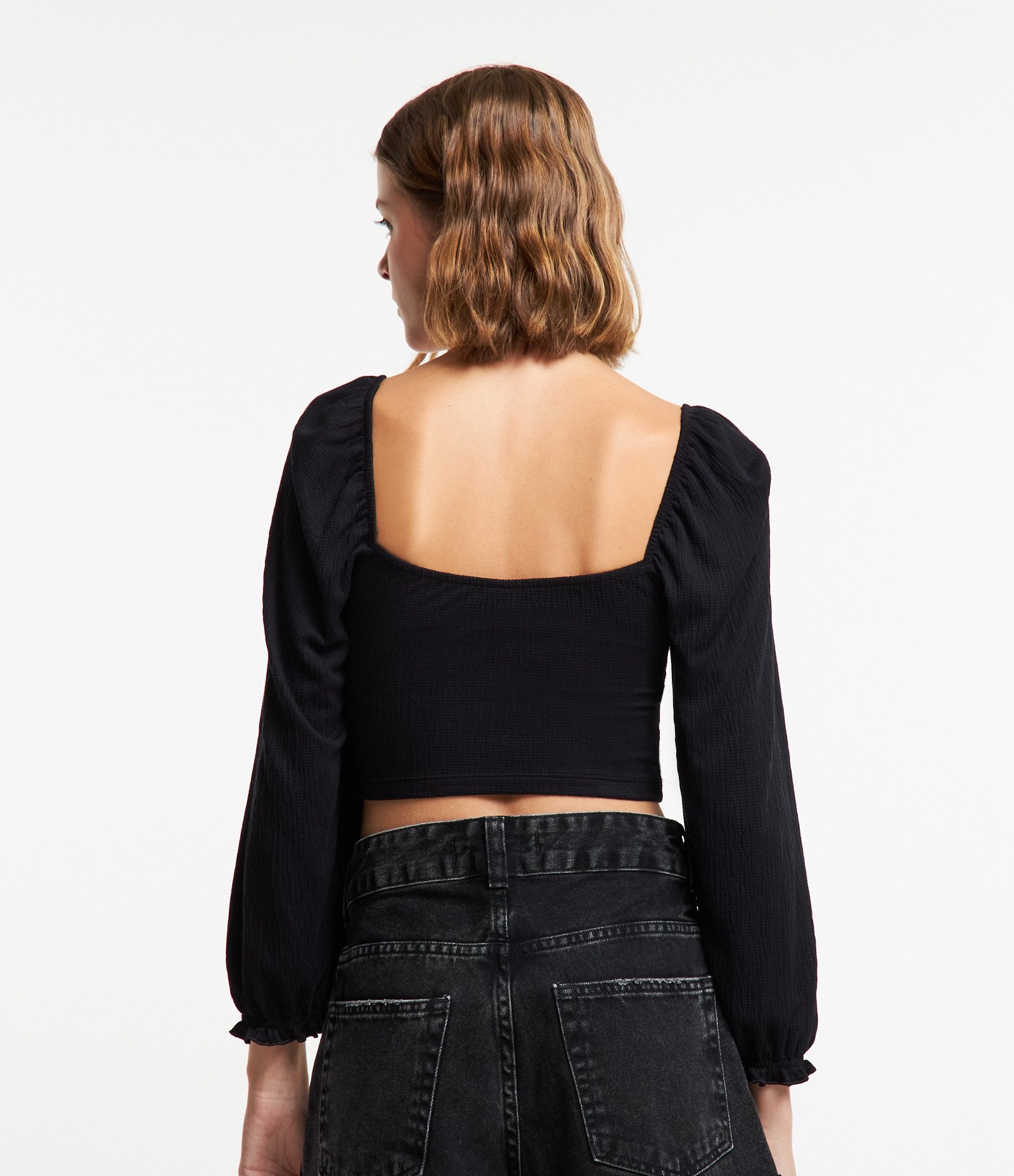 Blusa Cropped Texturizada com Lastex e Frufru na Manga Preto 3