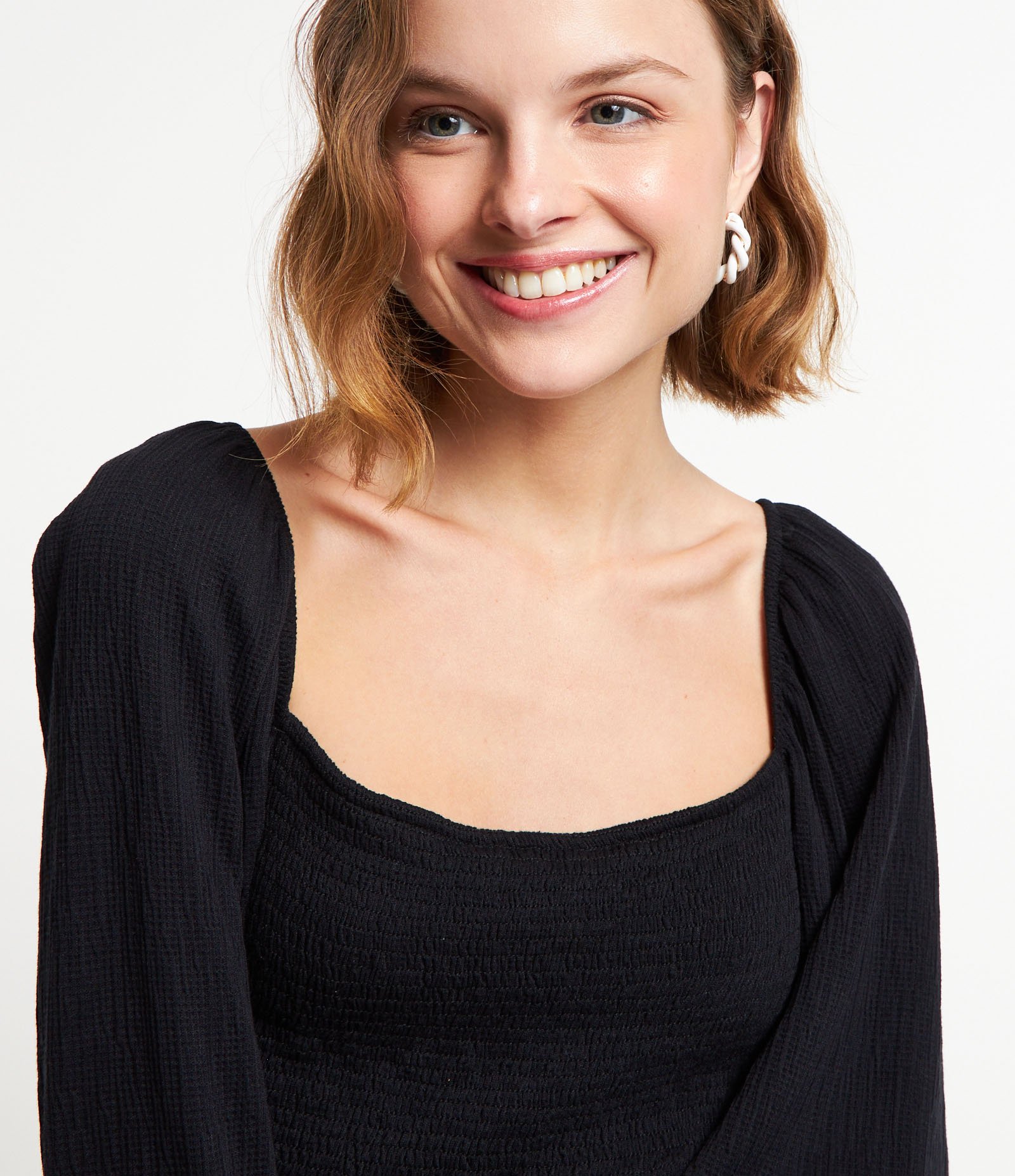 Blusa Cropped Texturizada com Lastex e Frufru na Manga Preto 4