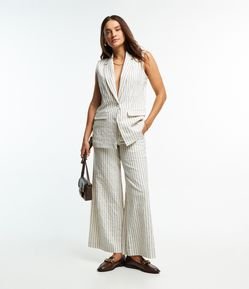 Calça Pantalona em Tricoline com Zíper na Lateral do Cós e Estampa Listrada