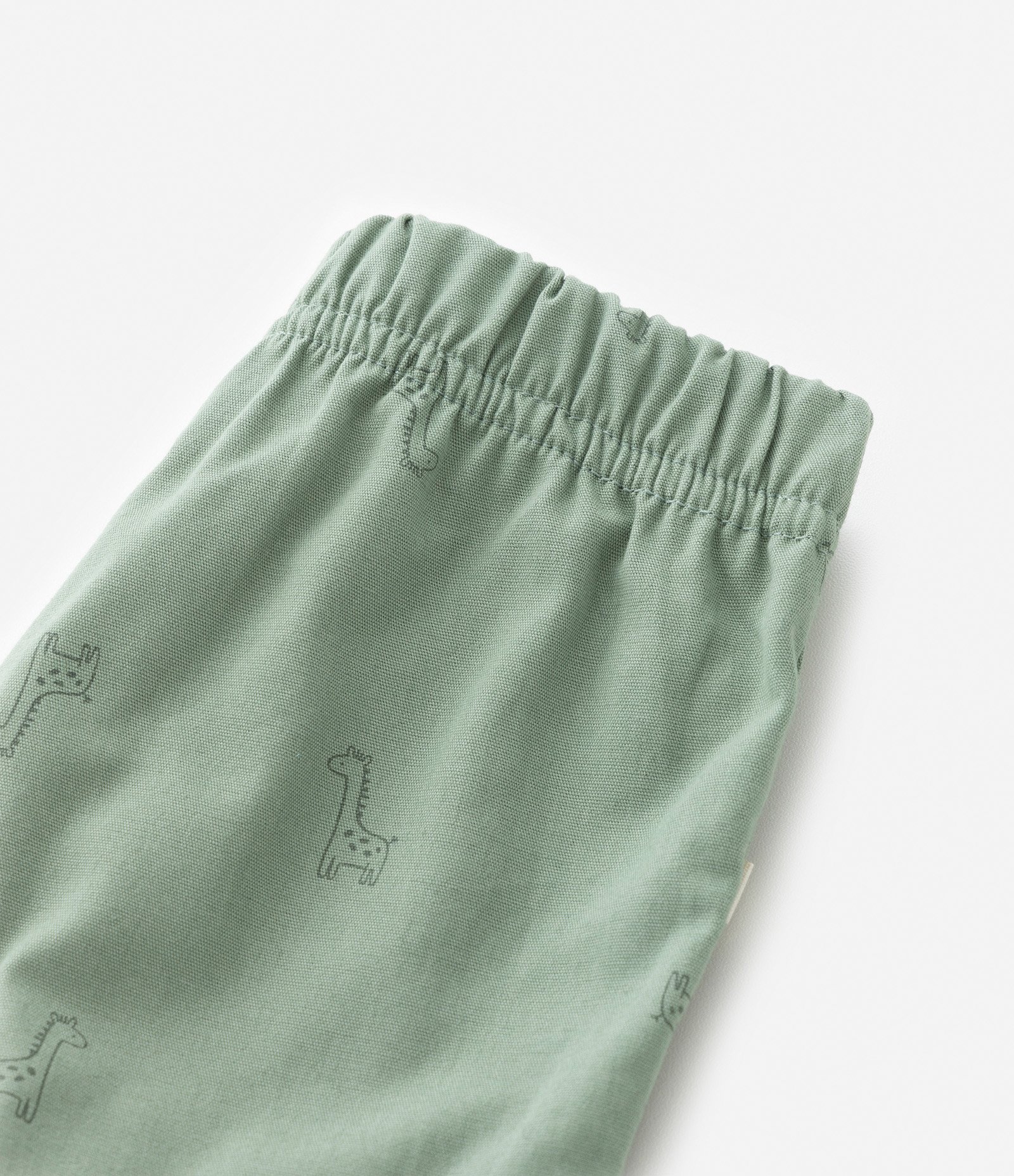 Bermuda Infantil em Sarja com Estampa de Mini Girafas - Tam 0 a 18 meses Verde 4