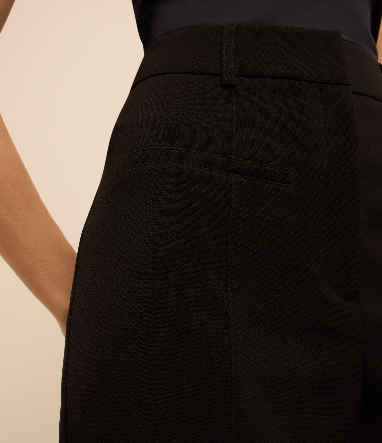 Bermuda Alfaiatada em Crepe com Bolso Fake Preto 4