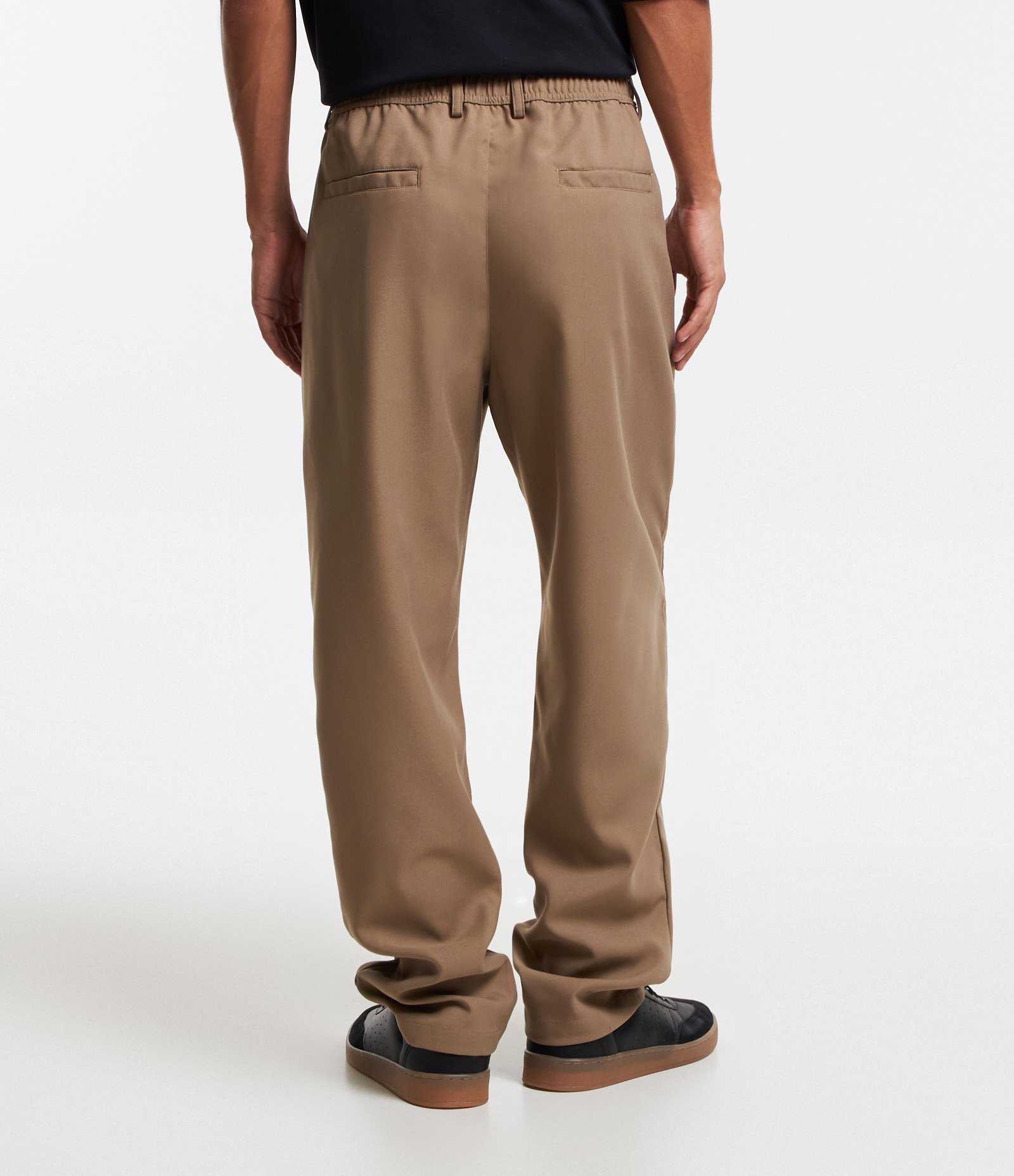 Calça Loose em Alfaiataria com Bolso Faca Marrom 3