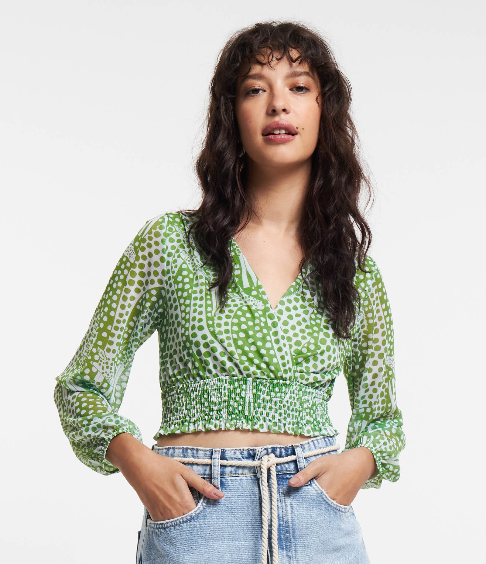Blusa Cropped em Tule com Estampa de Girafas Pintadas Verde 1