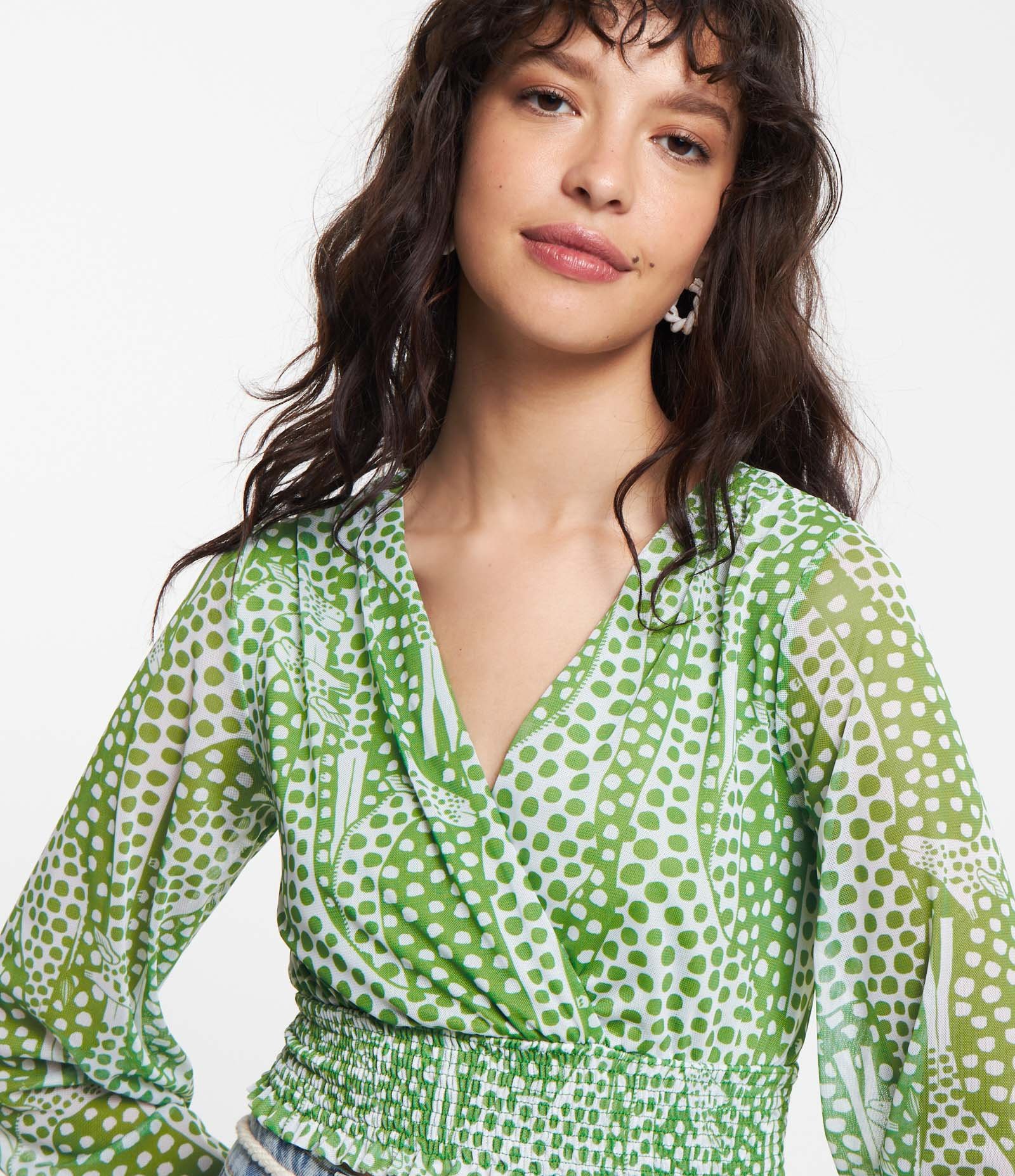 Blusa Cropped em Tule com Estampa de Girafas Pintadas Verde 4