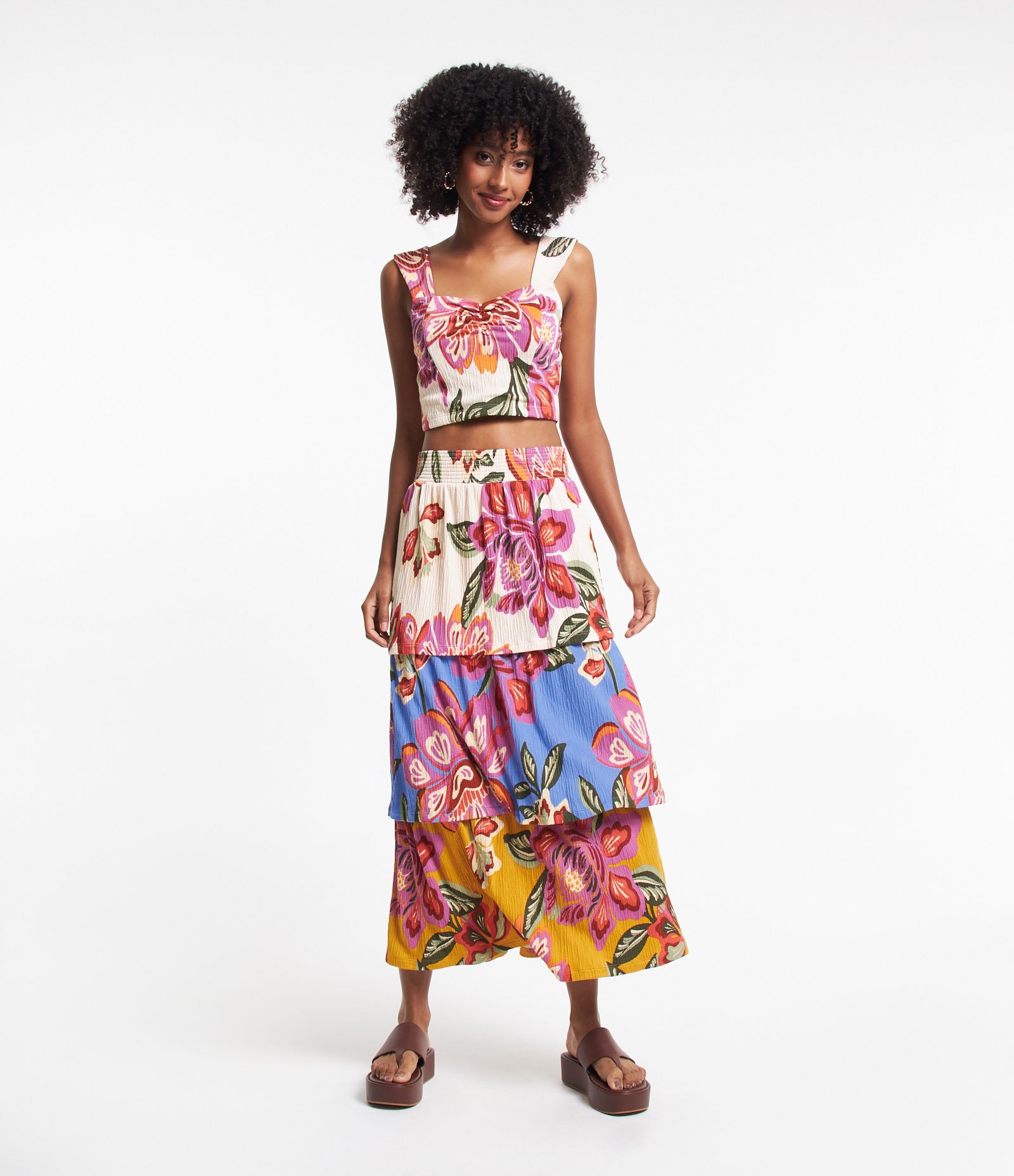 Saia Midi Texturizada com Babados e Mix de Estampa Floral Bege 1