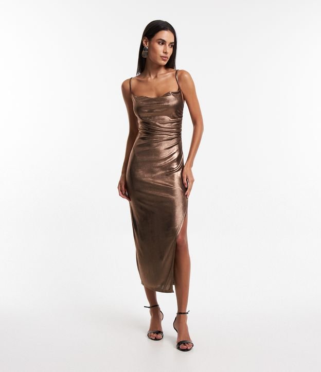 Vestido Midi Metalizado com Decote Degagê e Fenda Lateral