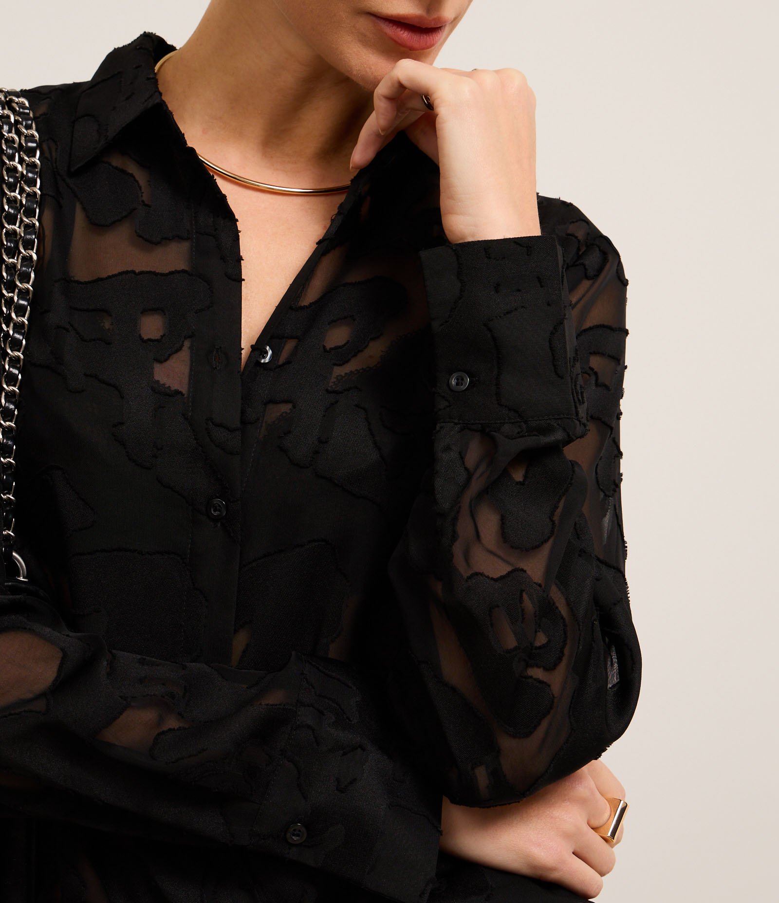 Camisa em Chiffon com Textura Devorê Preto 3