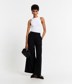 Calça Wide Leg Alfaiatada com Fivelas e Bolsos