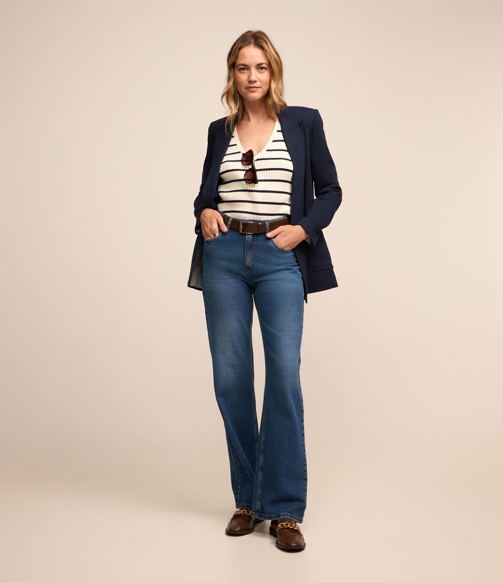 Blusa Listrada em Tricô com Decote V Branco/ Azul 2