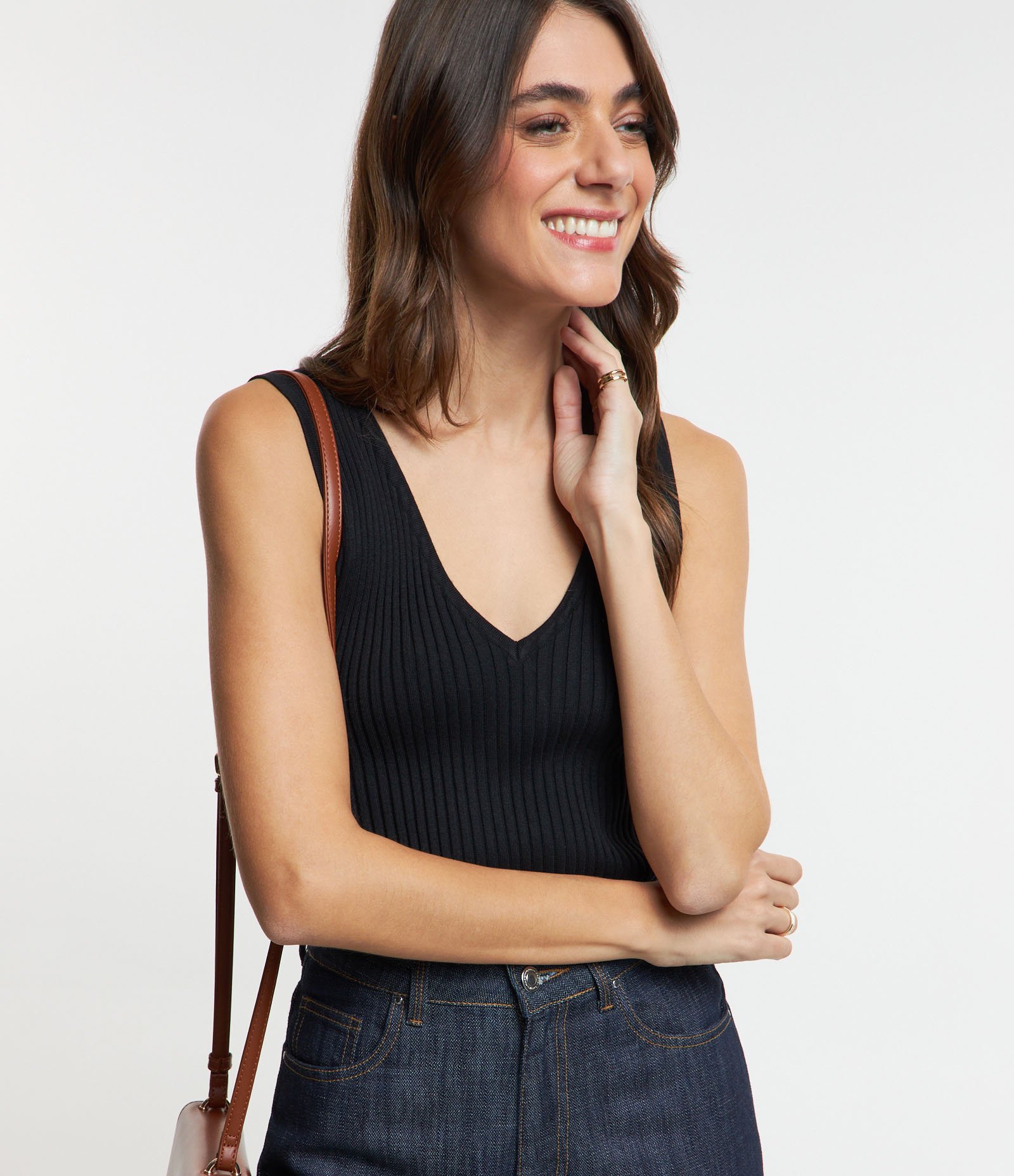 Blusa Canelada em Tricô com Decote V Preto 2