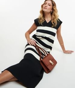 Vestido Midi em Tricô Leve com Ombro Largo e Estampa Listras