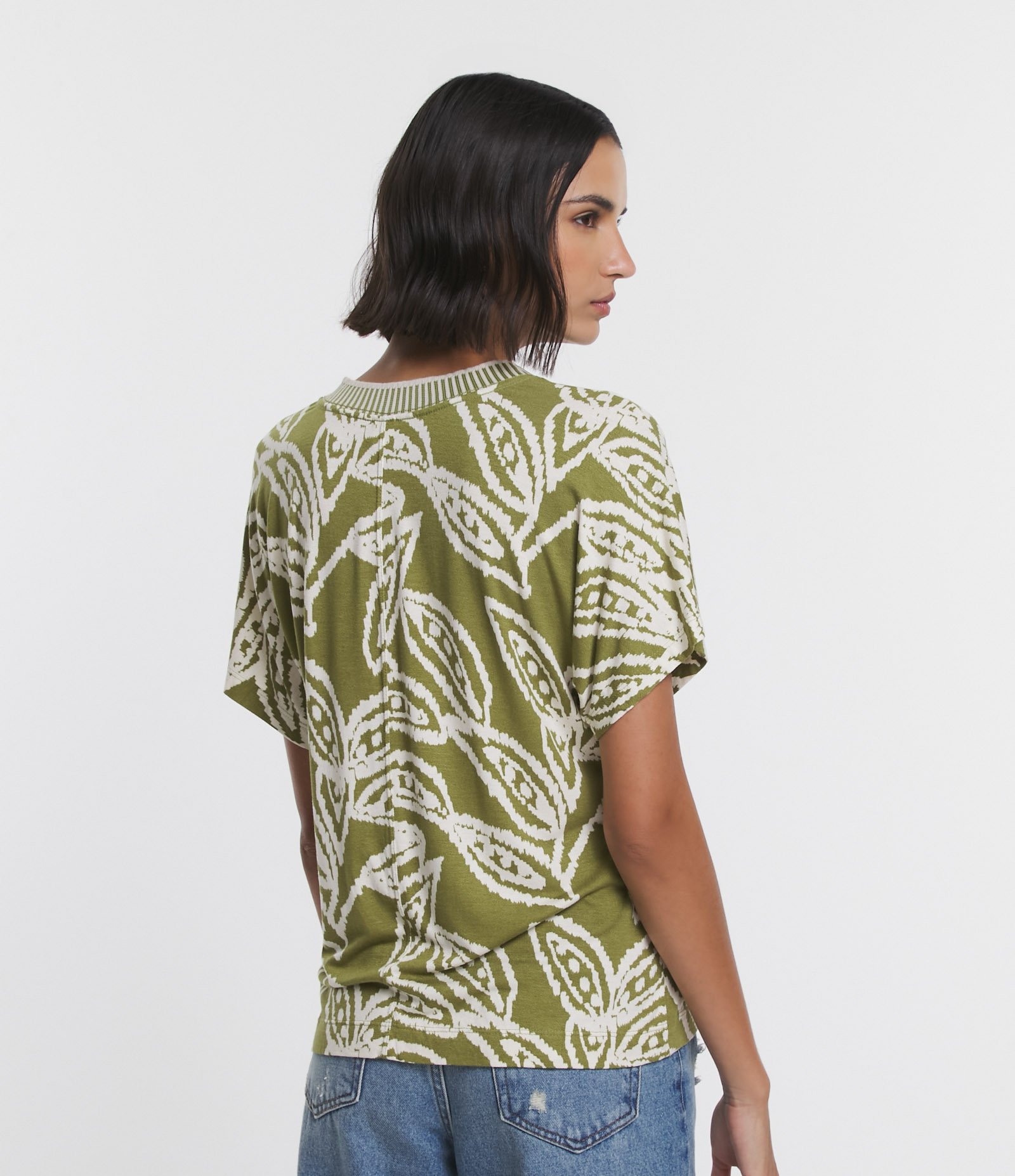 Blusa em Viscose com Decote em Tricô e Estampa Folhagem Contrastante Verde 5