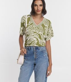 Blusa em Viscose com Decote em Tricô e Estampa Folhagem Contrastante