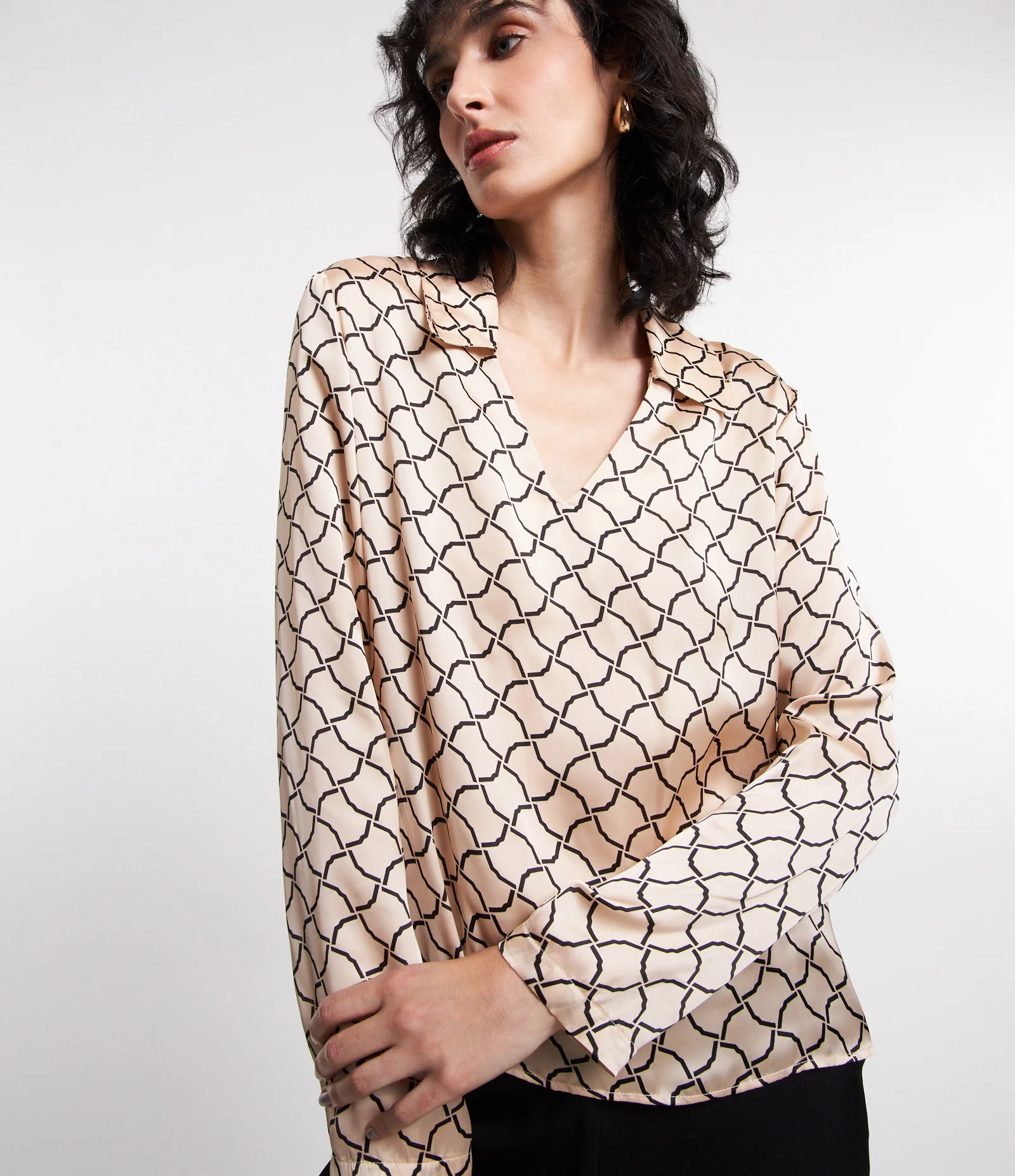 Blusa em Tecido Acetinado com Decote V e Estampa Geometrica Bege 1