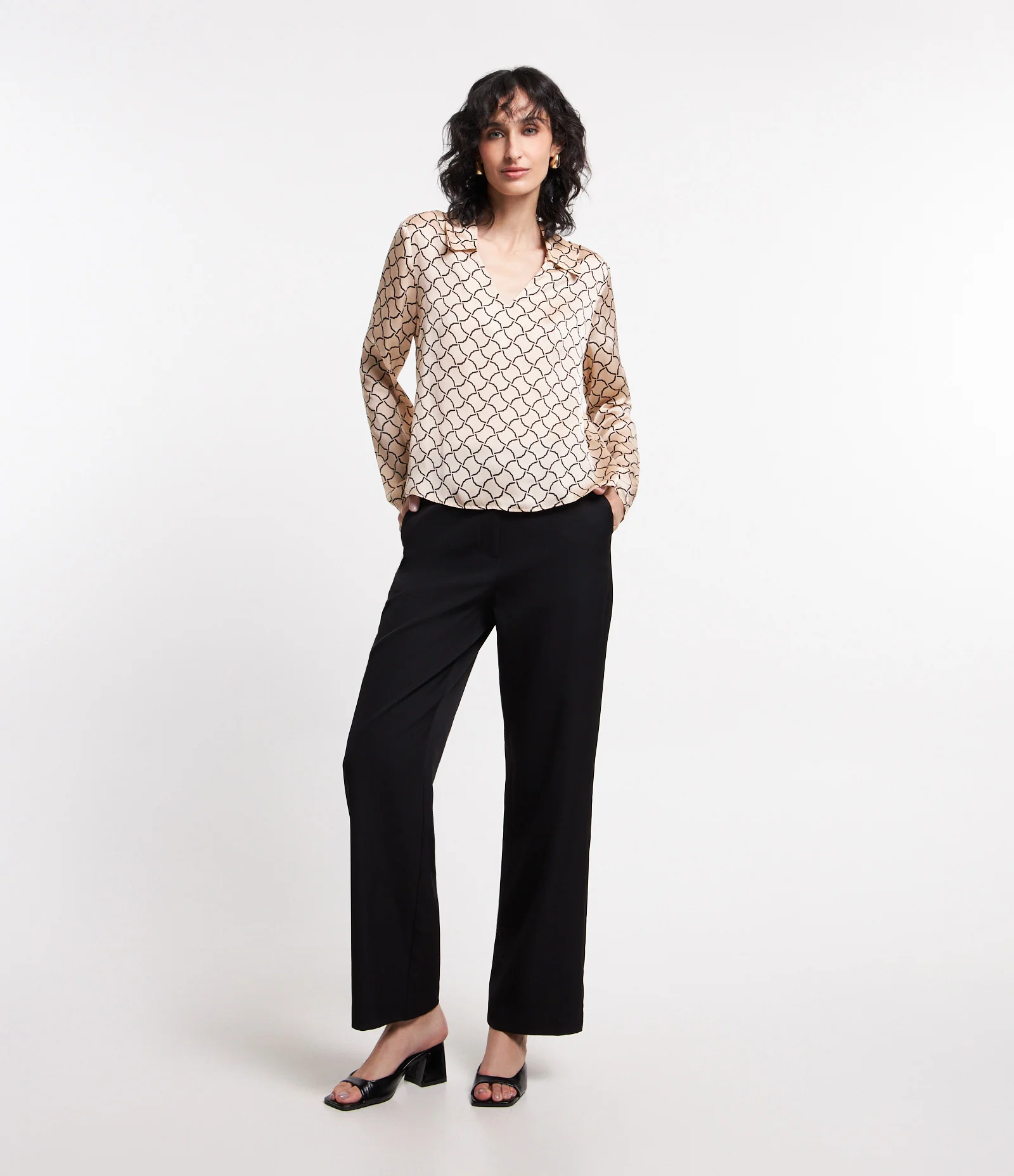 Blusa em Tecido Acetinado com Decote V e Estampa Geometrica Bege 2