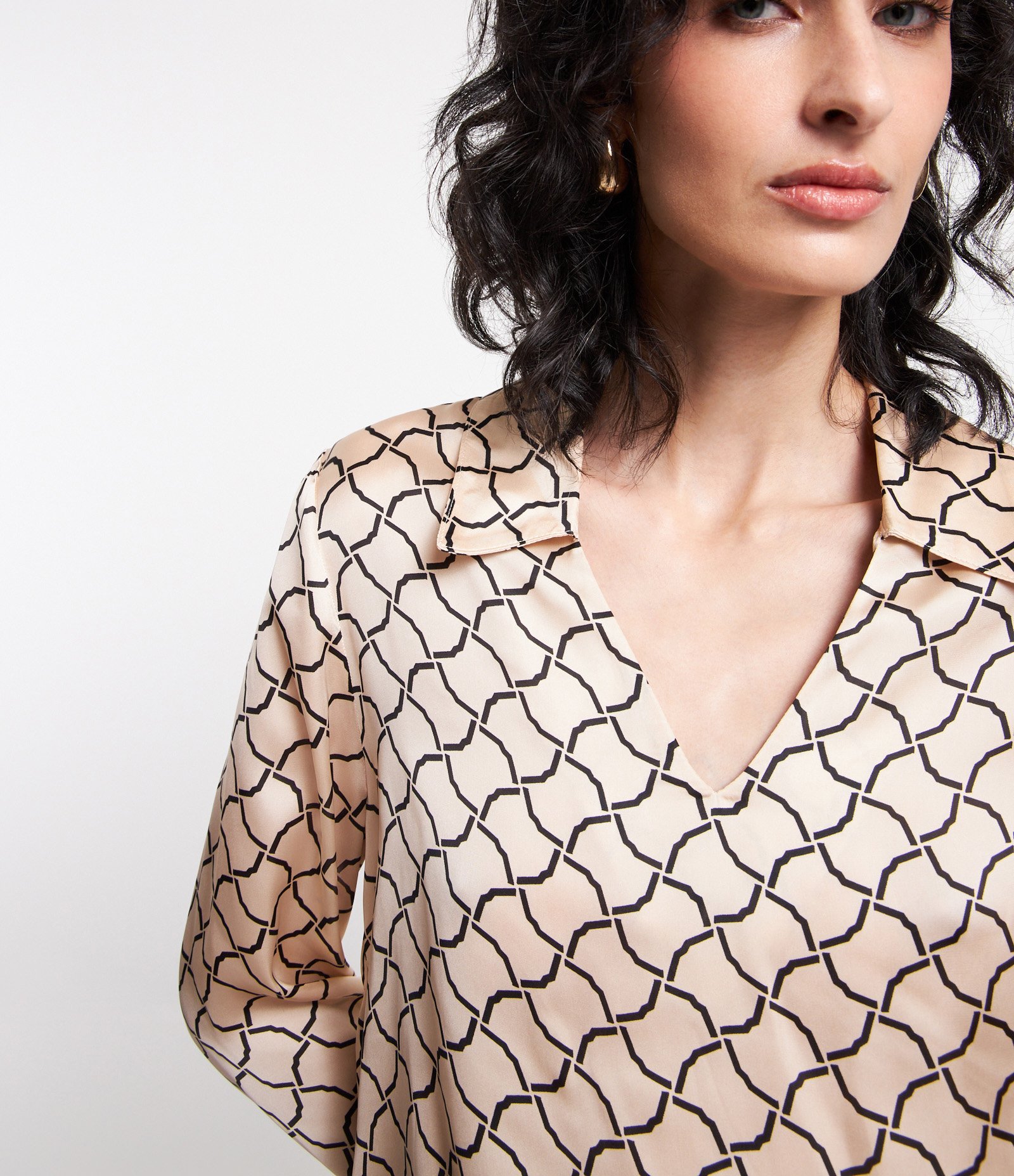 Blusa em Tecido Acetinado com Decote V e Estampa Geometrica Bege 3