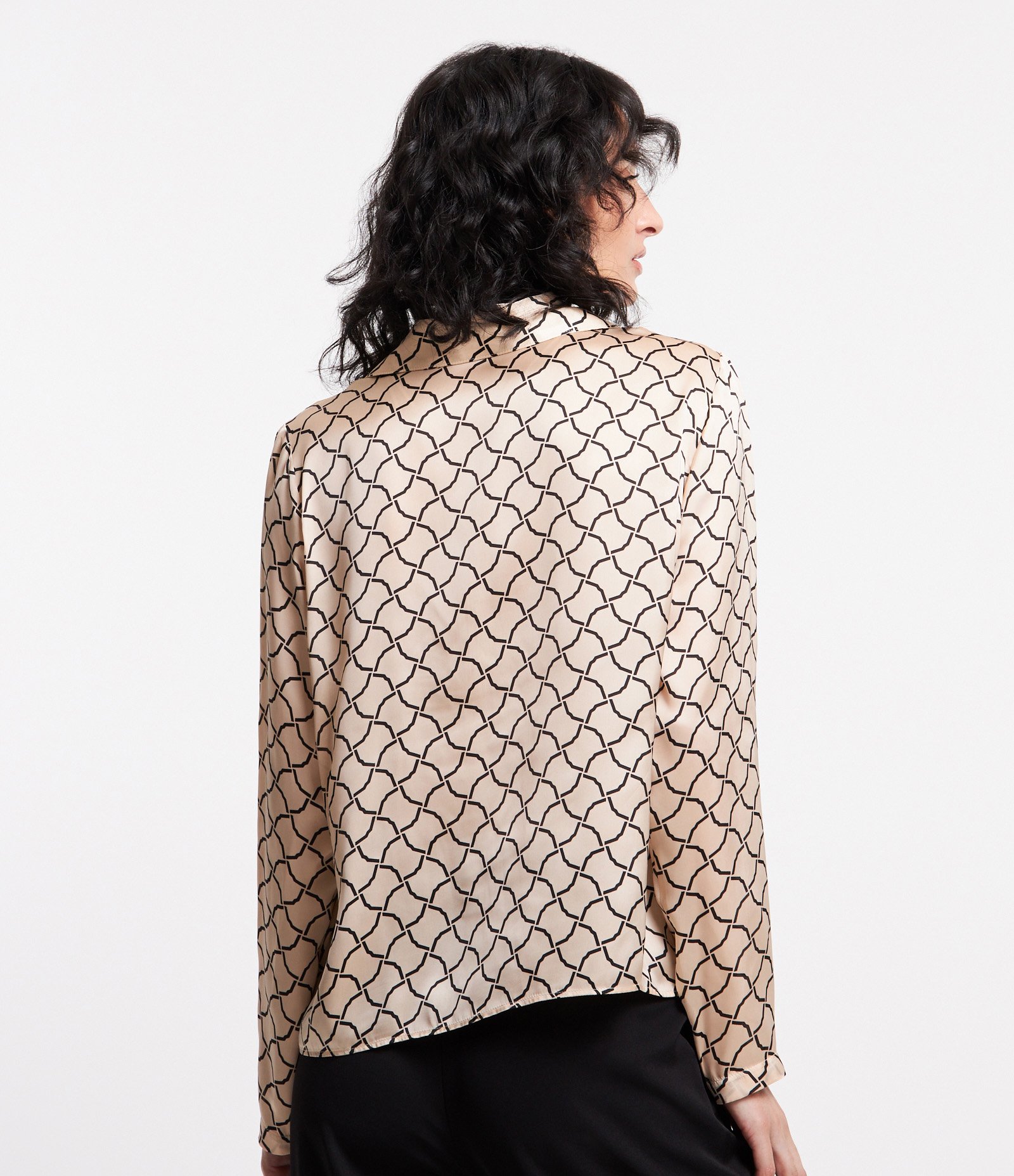 Blusa em Tecido Acetinado com Decote V e Estampa Geometrica Bege 4