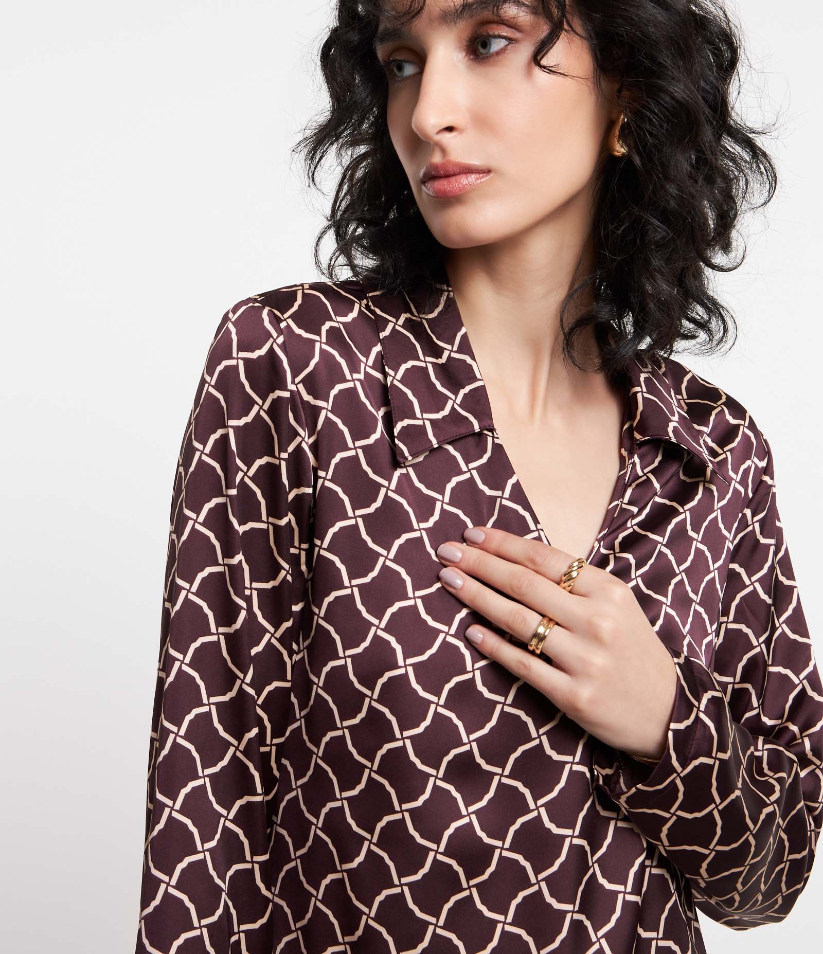 Blusa em Tecido Acetinado com Decote V e Estampa Geometrica Marrom 3