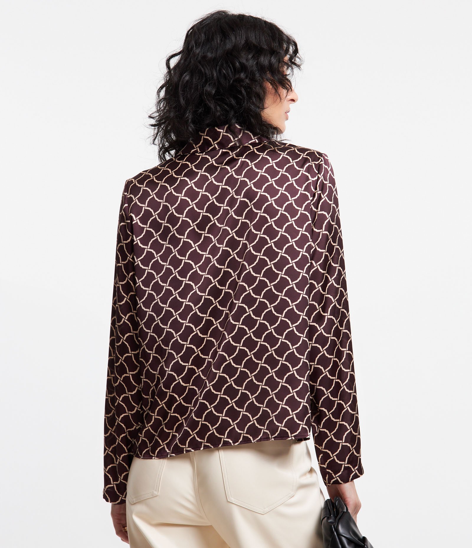 Blusa em Tecido Acetinado com Decote V e Estampa Geometrica Marrom 4