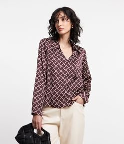 Blusa em Tecido Acetinado com Decote V e Estampa Geometrica