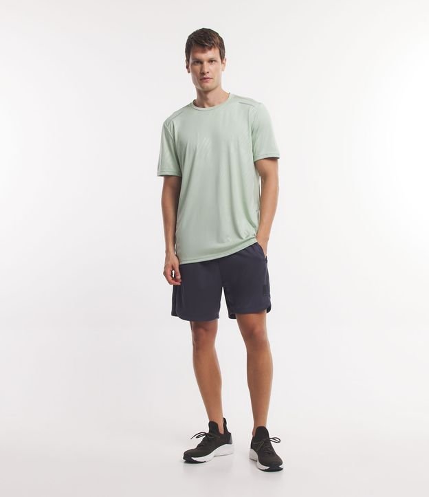 Bermuda Esportiva Texturizada com Cós Elástico e Bolsos com Zíper