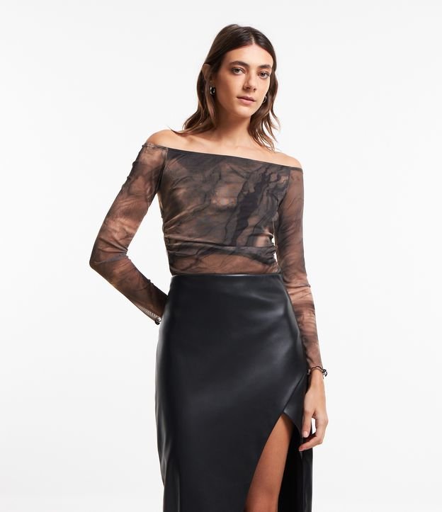 Blusa Ombro a Ombro em Tule com Estampa Abstrata