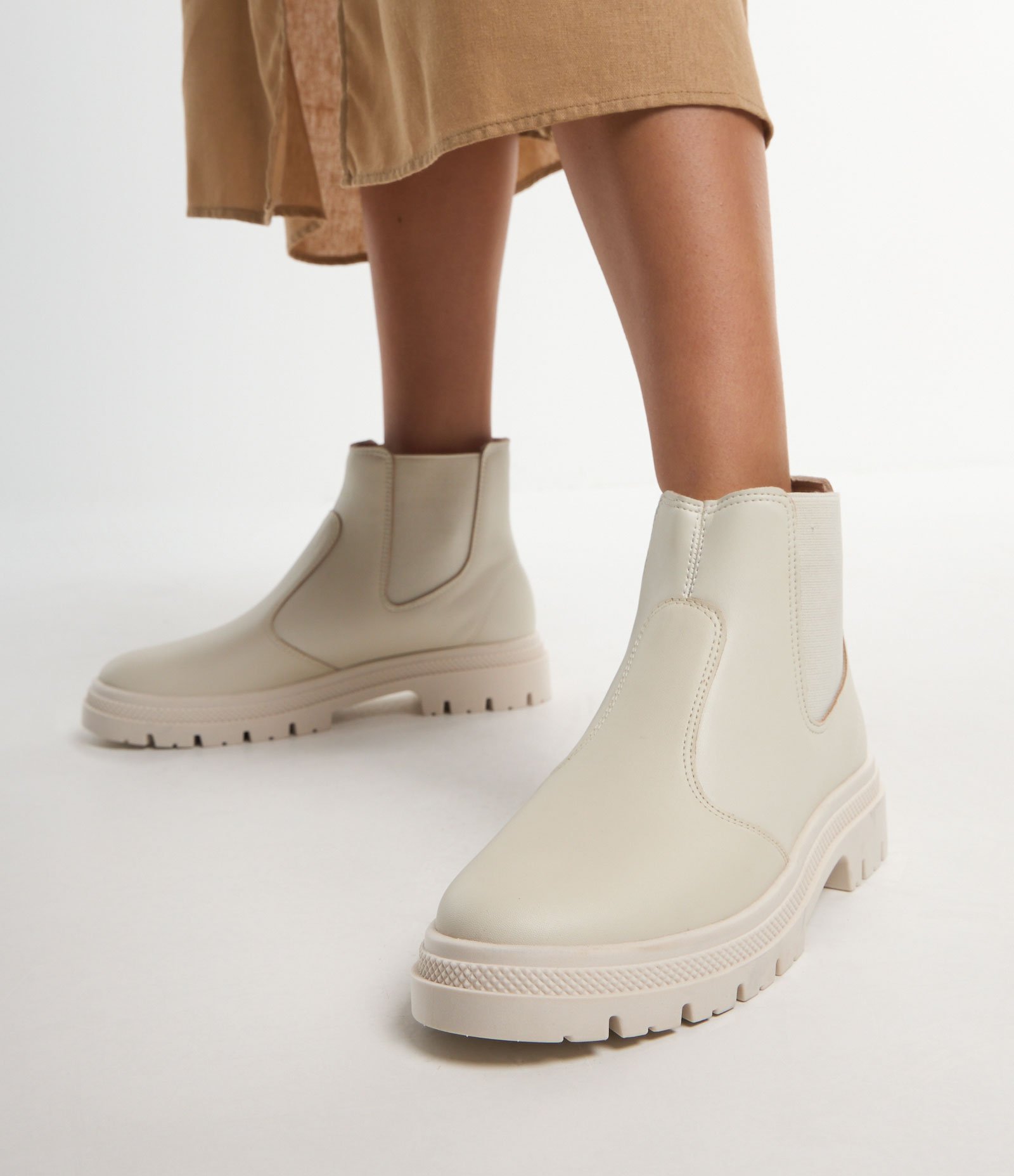 Bota Chelsea Tratorada Cano Curto Moleca Off White 2