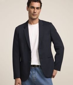 Blazer em Tecido Texturizado com Abotoamento Frontal