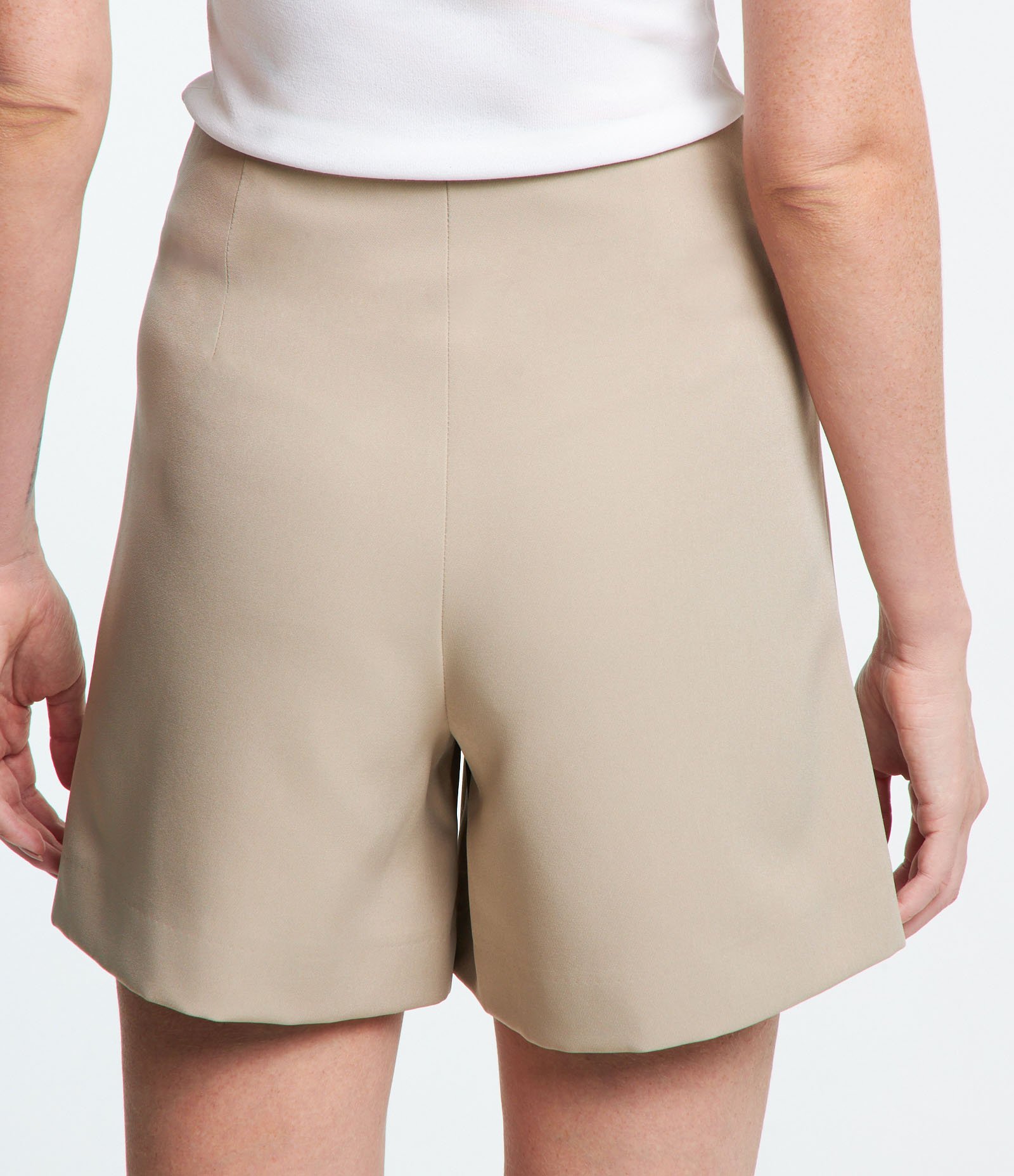 Short Alfaiatado Cintura Alta com Pences e Bolsos Bege Médio 5