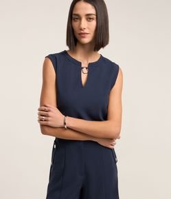 Blusa em Crepe com Cava Alongada e Argola Frontal