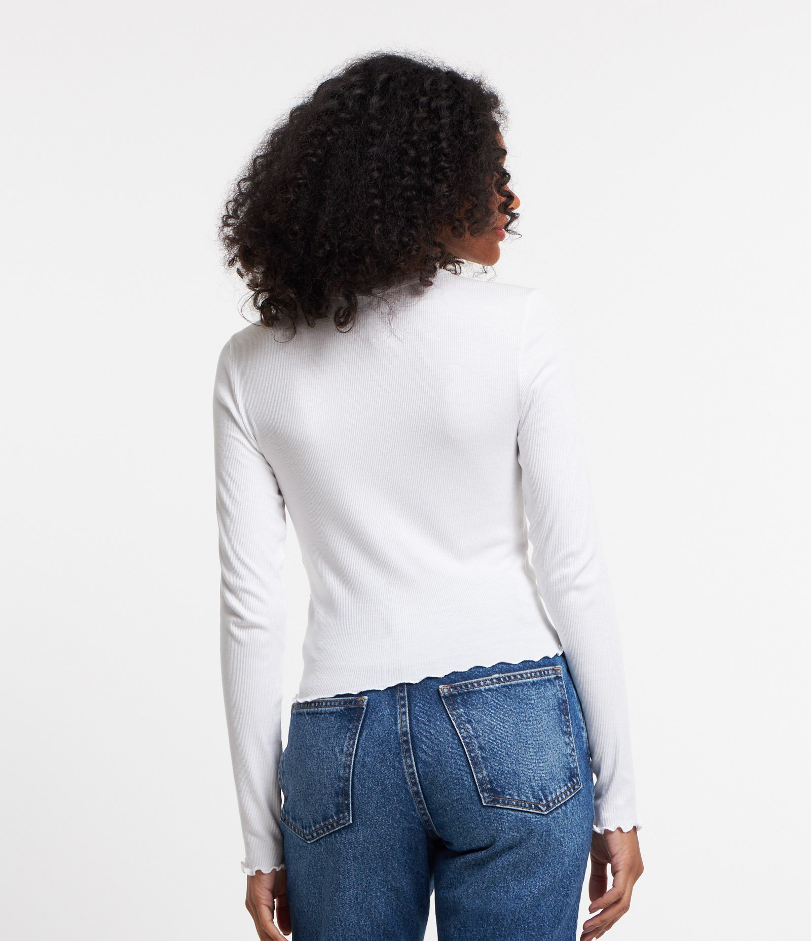 Blusa Manga Longa em Viscose com Frufru nos Punhos e Barra Branco 3