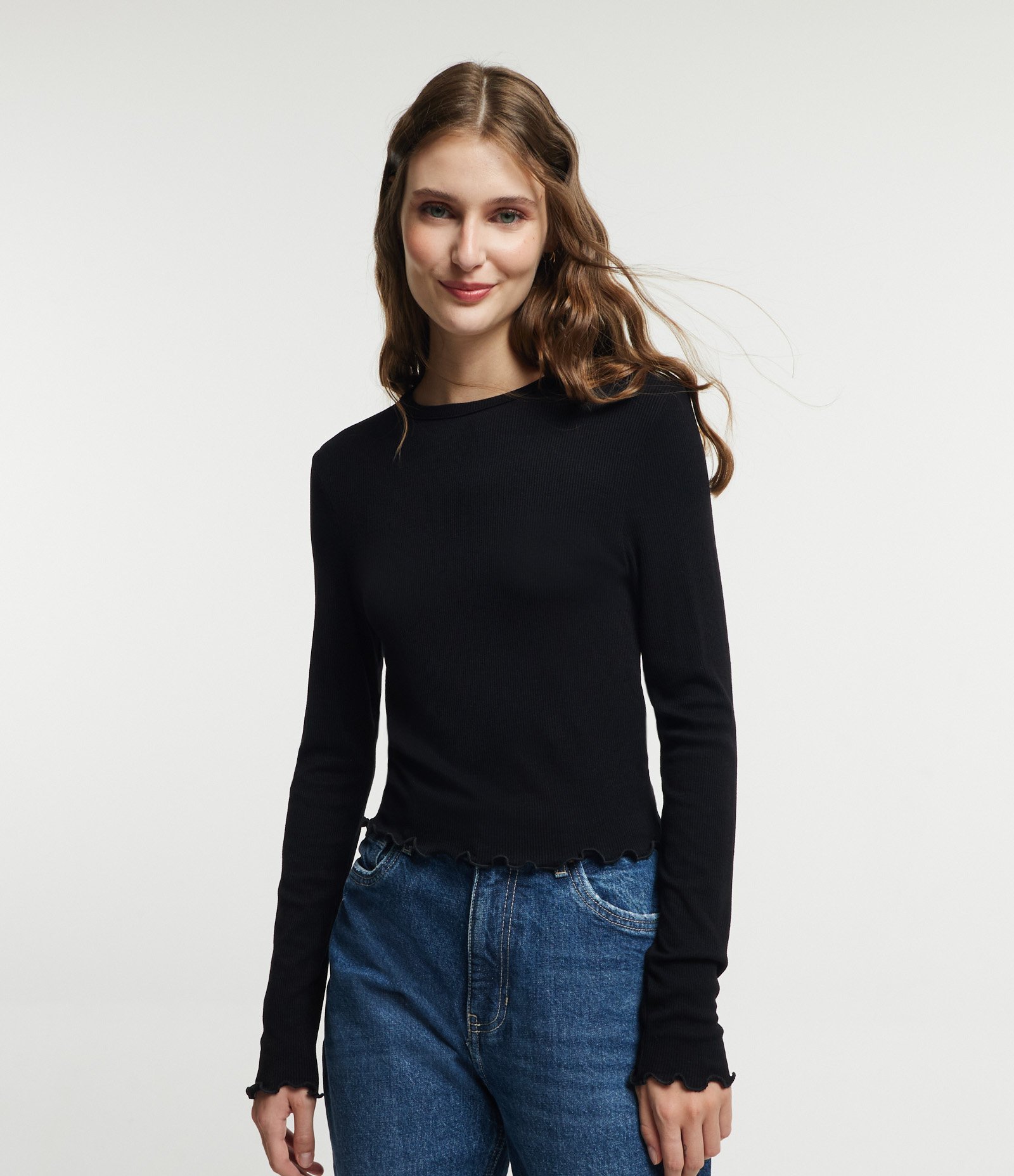 Blusa Manga Longa em Viscose com Frufru nos Punhos e Barra Preto 1