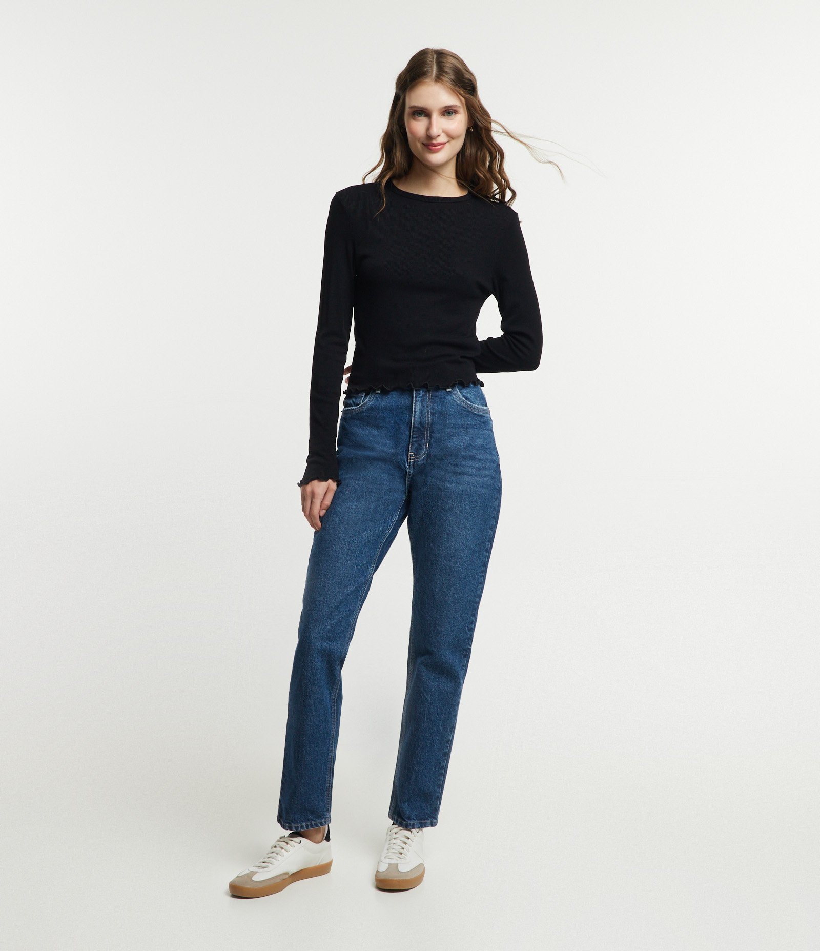 Blusa Manga Longa em Viscose com Frufru nos Punhos e Barra Preto 2