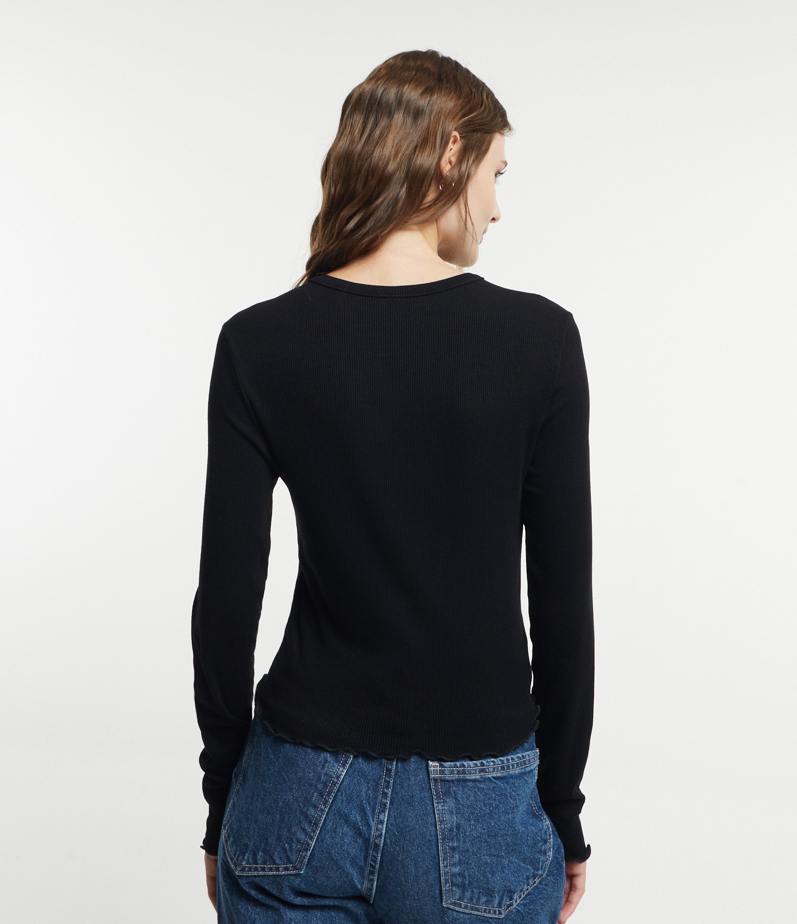Blusa Manga Longa em Viscose com Frufru nos Punhos e Barra Preto 3
