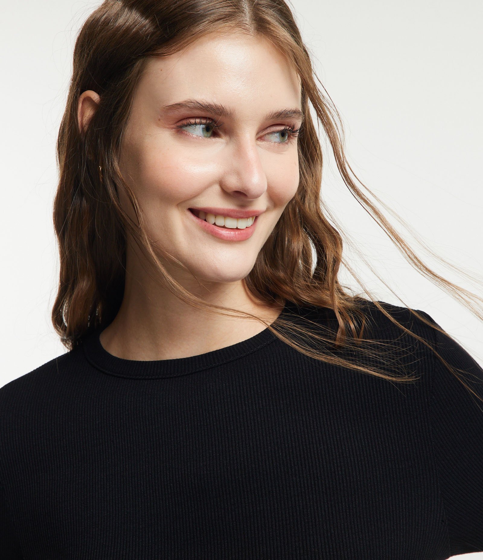 Blusa Manga Longa em Viscose com Frufru nos Punhos e Barra Preto 4