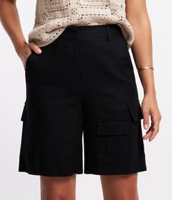Bermuda Cargo em Viscolinho Bolsos Assimétricos