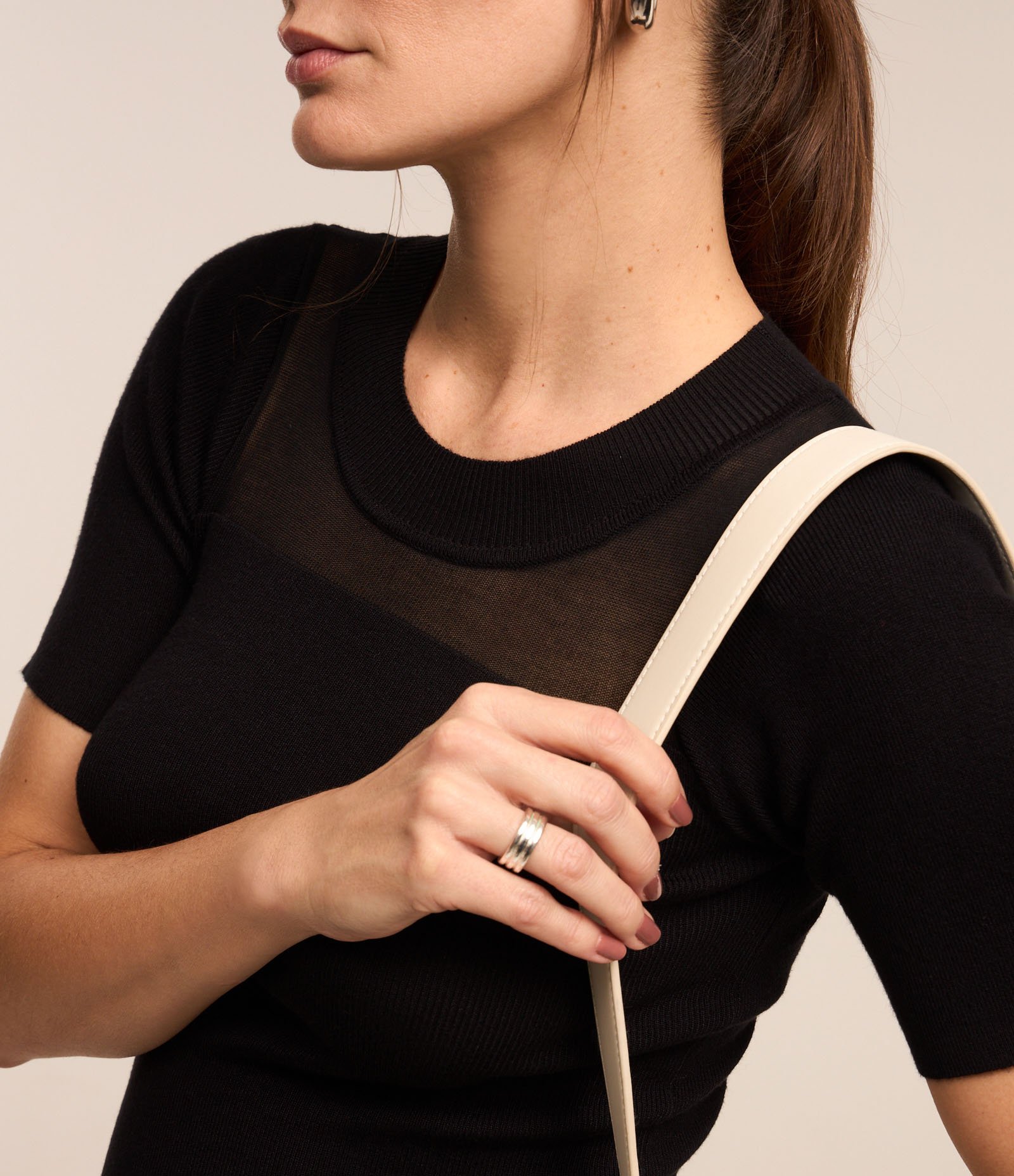 Blusa em Tricô com Mangas Curtas e Recorte em Tule Preto 3