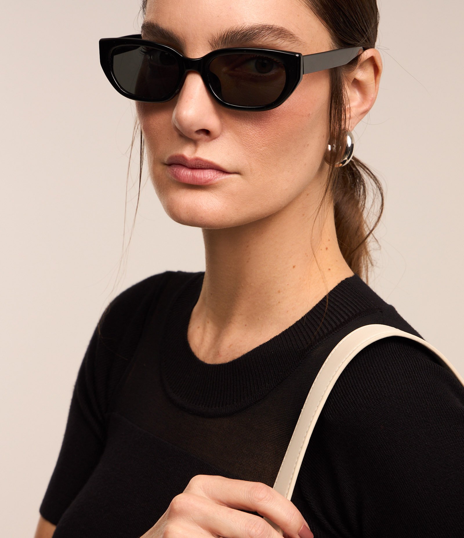 Blusa em Tricô com Mangas Curtas e Recorte em Tule Preto 5