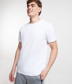 Camiseta Esportiva com Patch no Peito