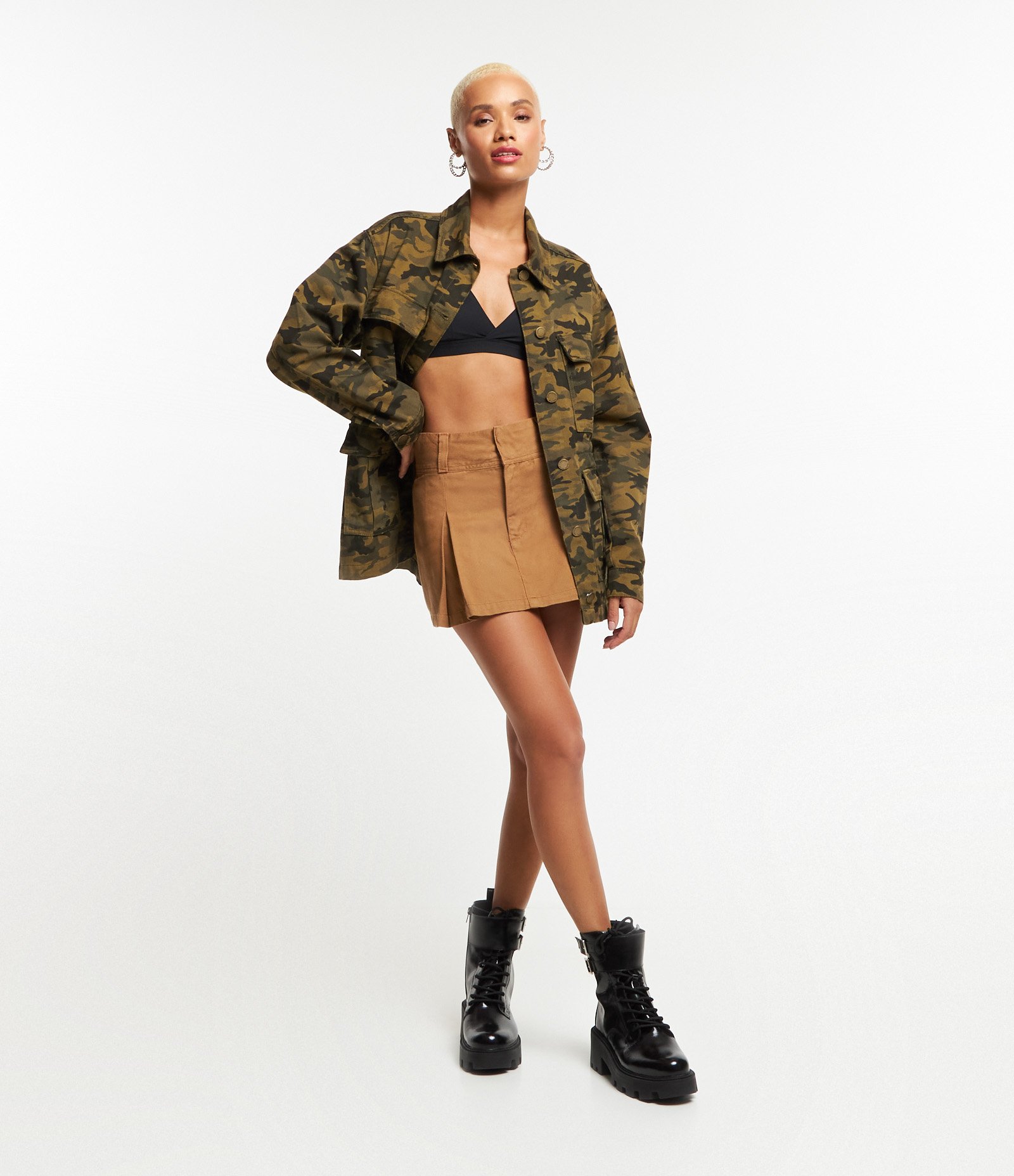 Saia Curta Alfaiatada em Sarja com Pregas Marrom 1