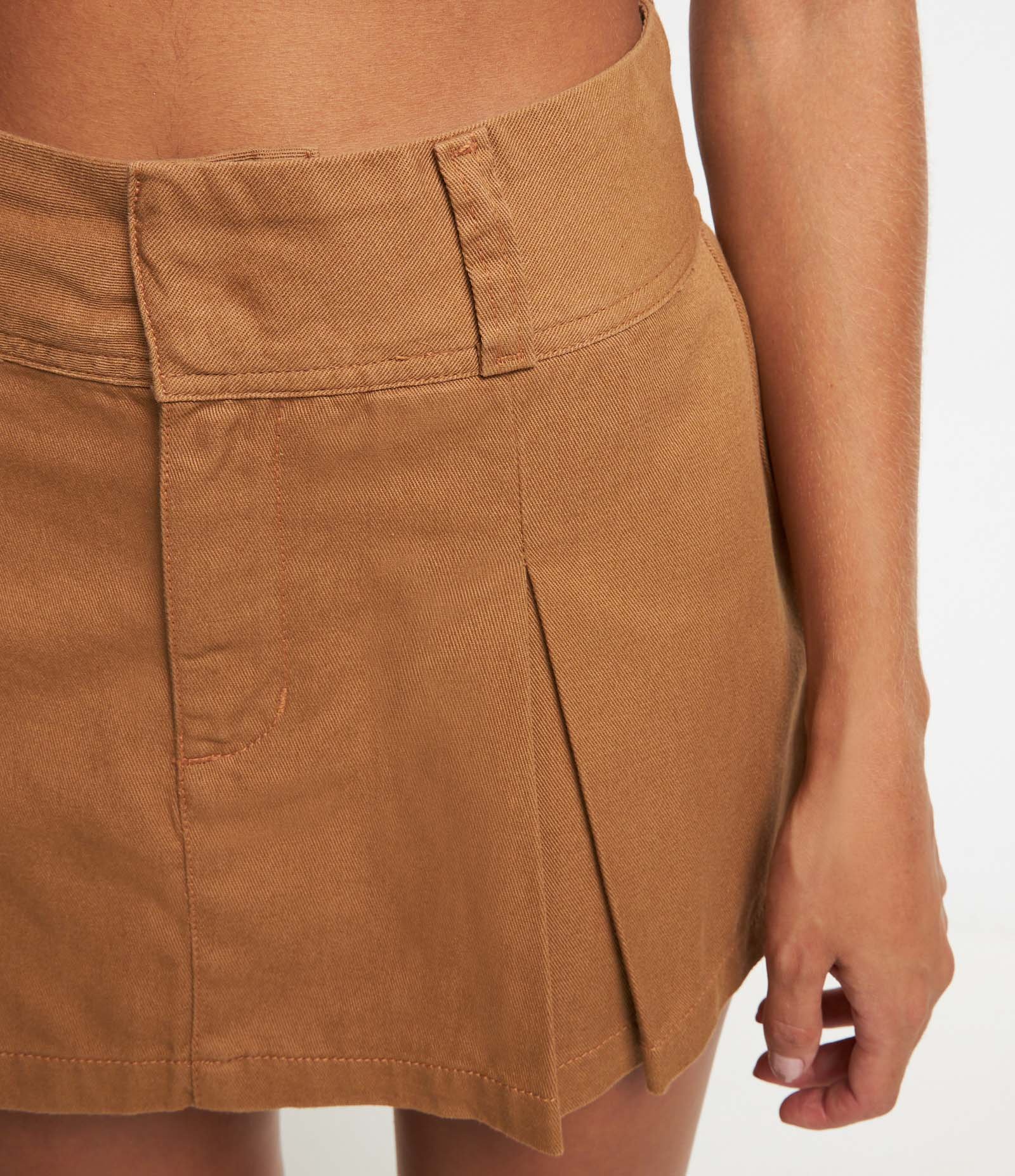 Saia Curta Alfaiatada em Sarja com Pregas Marrom 4