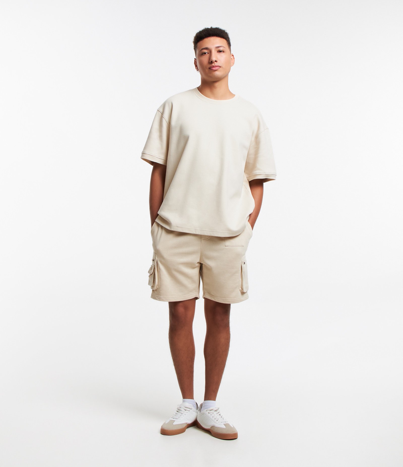 Bermuda Cargo em Moletom com Amarração na Cintura e Bolsos Táticos Bege 1