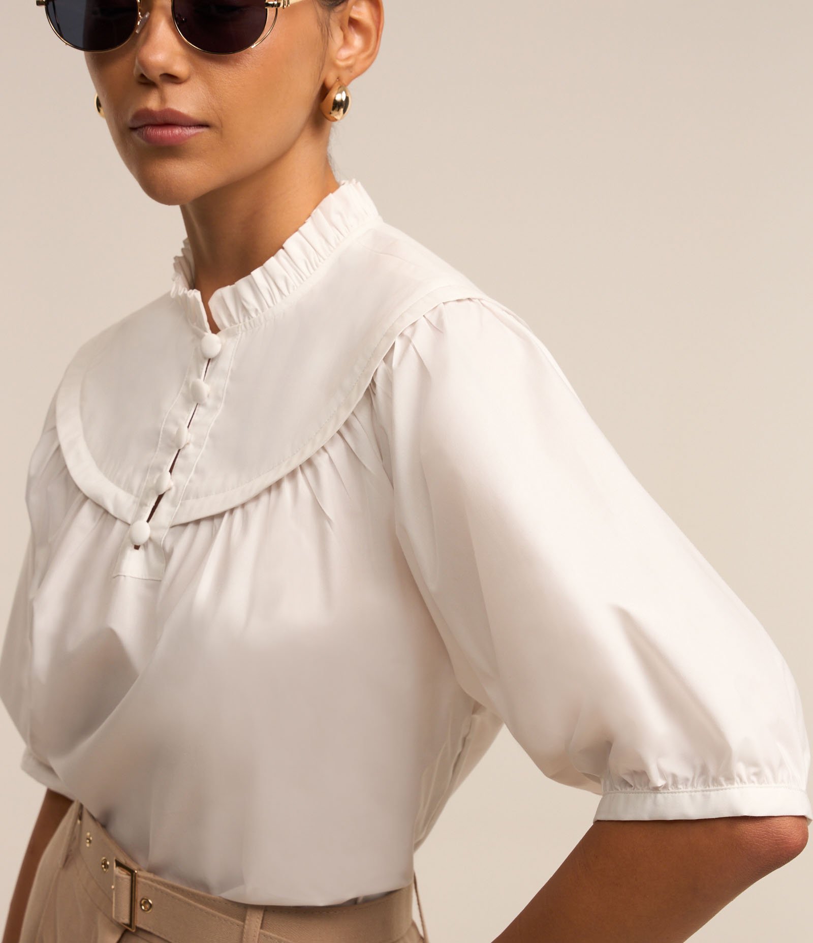 Blusa em Tricoline com Pala Arredondada e Abotoamento na Gola Branco 5