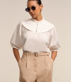 Blusa em Tricoline com Pala Arredondada e Abotoamento na Gola