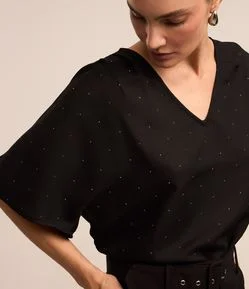 Blusa em Crepe com Detalhe no Ombro e Aplicação de Hot Fix