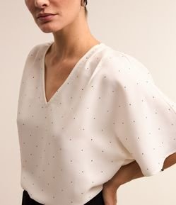 Blusa em Crepe com Detalhe no Ombro e Aplicação de Hot Fix