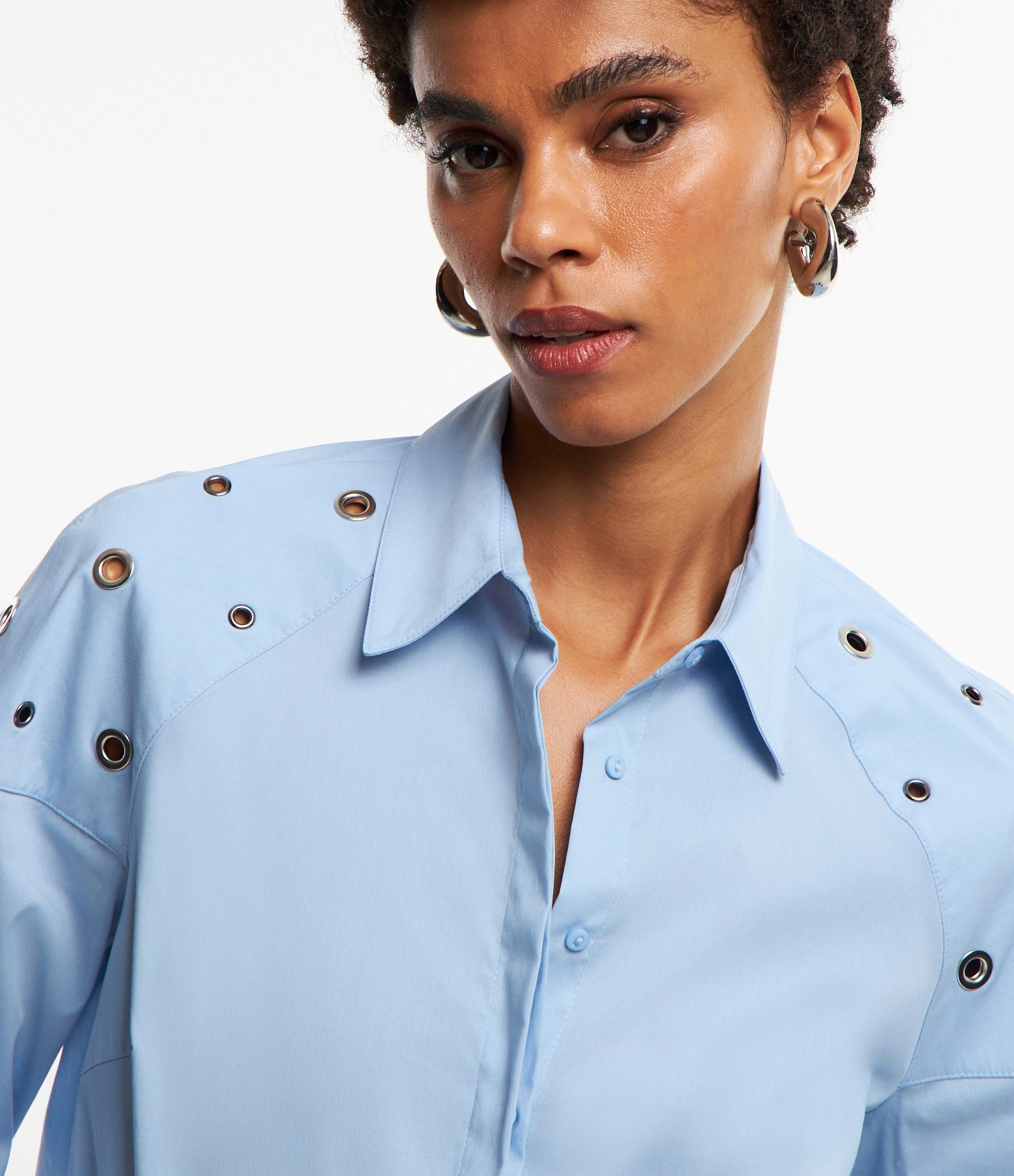 Camisa em Tricoline com Ilhós nos Ombros e Fechamento Frontal com Vista Azul 3